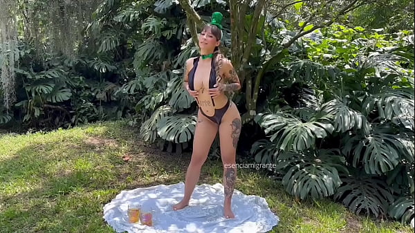 Nonton Celebrating St. Patrick's Day With You, A Delicious A Plug Up My Ass And The Outside Glowing Green. thumbnail