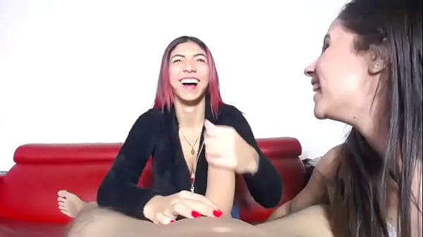 Nonton Triple Blowjobs From These Girls Having Fun With A Big Cock thumbnail