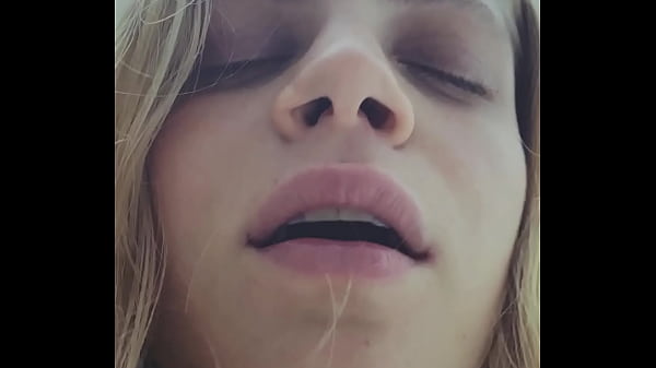 Nonton Sexy Teen Sucks And Looking In Your Eyes thumbnail