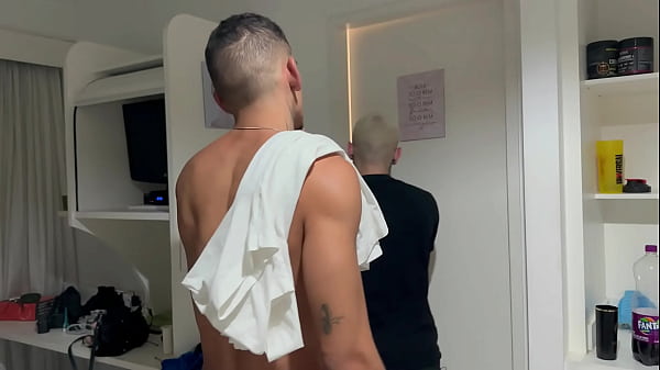 Dei Pro Meu Vizinho Na Escada Do Predio thumbnail