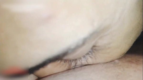 Chupei buceta greluda toda molhada de tesao olha como  geme gostoso essa safada