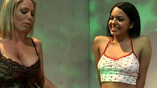 Nonton Victoria Likes To Play thumbnail