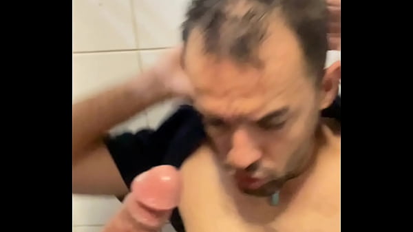 Servi Muito Tes&atilde;o Dois Machos Ativos E Bem Delicinha No Wc. thumbnail