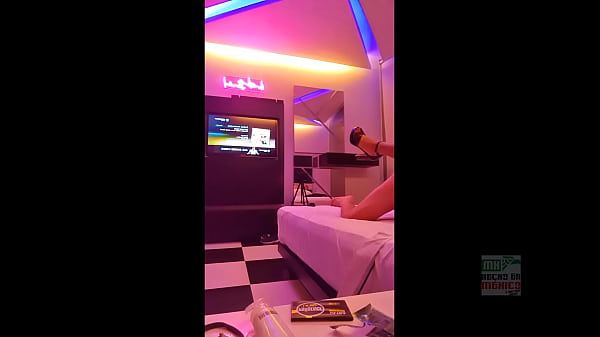 Karlita Hotwife se fuma un gallo , sienta a su marido en una silla, se pone liguero negro y me coge frente a el 1 