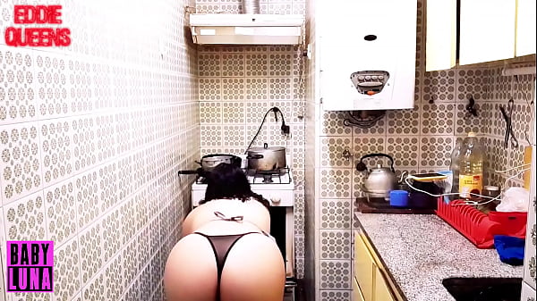 Nonton Delantal Puesto, Pero Abajo... Nada Mi Novio Me Toma En La Cocina thumbnail