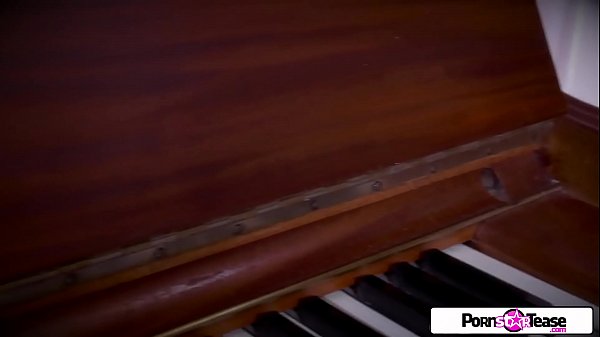 Play MP4 - Watch Jessica strip down and pleasure her pink pussy