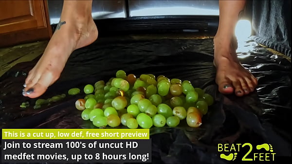Nonton Raven Rogues Toes Destroy A Bunch Of Grapes & Little Man! Foot Fetish Movie @beat2feet! thumbnail