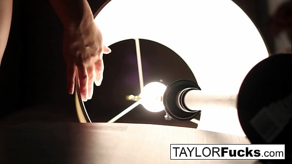 Nonton Brunette Babe Rubs Her Pussy thumbnail