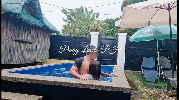 Nonton Outdoor Sex In Public Pool! thumbnail