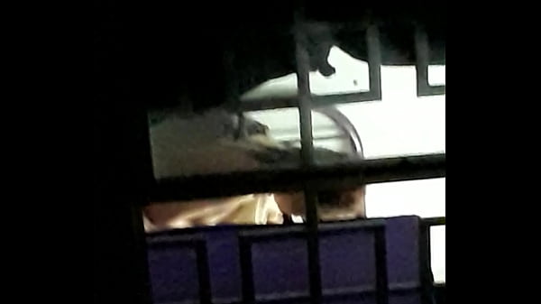 Quay l&eacute;n em nh&agrave; b&ecirc;n ti lộ đẹp 