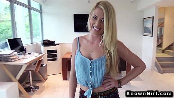 Nonton Blonde Amateur Girlfriend Homemade Sex Tape thumbnail