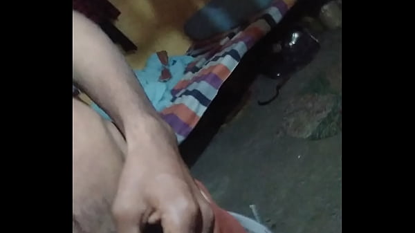 लंड को हिलाने में बहुत मजा आया आप लोग भी खूब हिलाया करो 