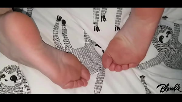 Nonton Small Blondie On Her Period Get Tights Ripped Apart And Filled With Cock thumbnail