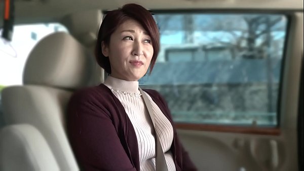 「早く撮影に行きたくて行きたくて、ベッドの上で体がウズウズしてました！」前回の撮影から約2ヶ月。本当はすぐに撮影されるはずだった夫公認・超淫乱セレブ五十路妻の次回作は、突然の体調不良と家庭の都合により延期、延期の連続になっていた。 thumbnail