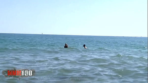 Nonton Hot Blonde Milf Gets Her Two Holes Filled At The Beach thumbnail