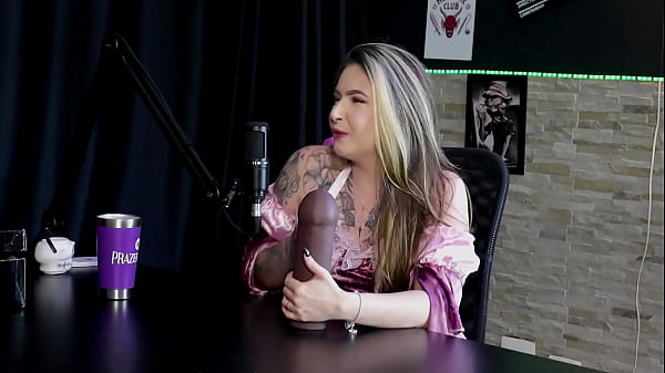 Loira Safada Demonstra Seu Boquete Em Dois Paus E Fica Pelada, Mostrando Sua Buceta Gostosa E Os Peitos - Raphaela Savanah (sheer/red) Halloween thumbnail