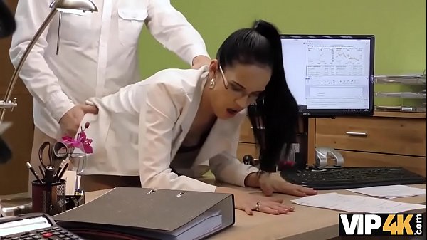 Nonton Vip4k. Hottie Elis Dark Accepte Le Sexe Pour De L'argent Parce Que C'est Sa Seule Chance thumbnail