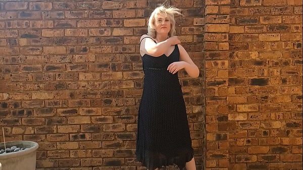 Nonton Milf Strips And Then Struggles To Pee Standing By A Wall In The Wind thumbnail