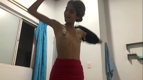 Mi hermanastra sexy entra a mi habitaci&oacute_n y me descubre masturb&aacute_ndome y me ofrece su ayuda -HISTORIA COMPLETA