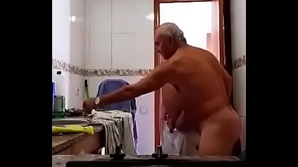 Delicia de coroa enrabando o cuzinho do seu macho 