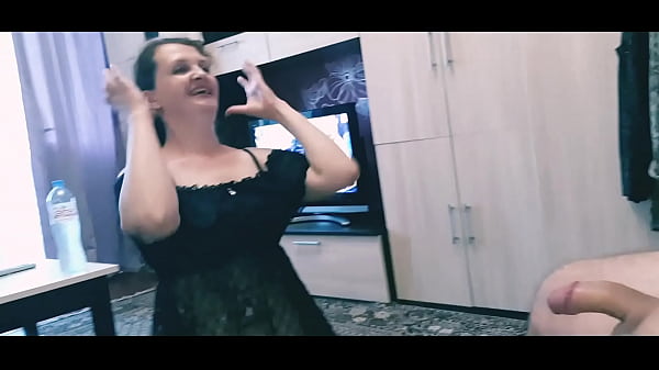 Зрелая брюнетка и парень thumbnail