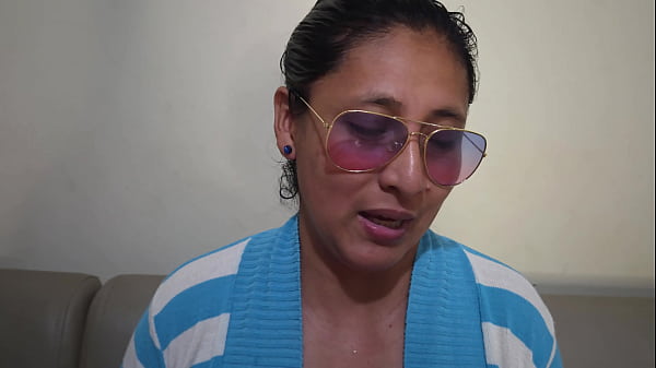 Encuentro a mi nueva MADRASTRA MILF masturbando y la ayudo 