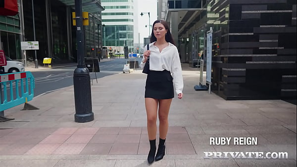 Nonton The Debut Of Ruby Reign thumbnail