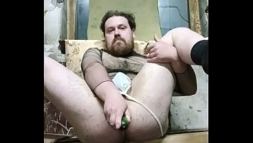 Толстозадая русская шлюха тренирует свою анальную дырку с помощью огурца! thumbnail