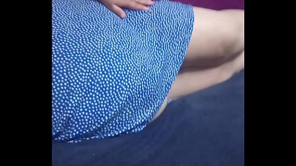 Hot milf teases with her legs & sexy feet , very nice