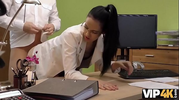 VIP4K. Hottie ist bereit f&uuml;r Sex mit Agent f&uuml;r Bargeld direkt im B&uuml;ro 