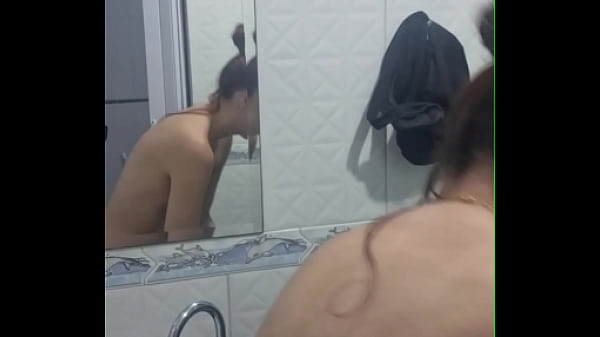 Nonton Married Woman Lost Cell Phone Filming Herself In The Shower For Her Lover! thumbnail