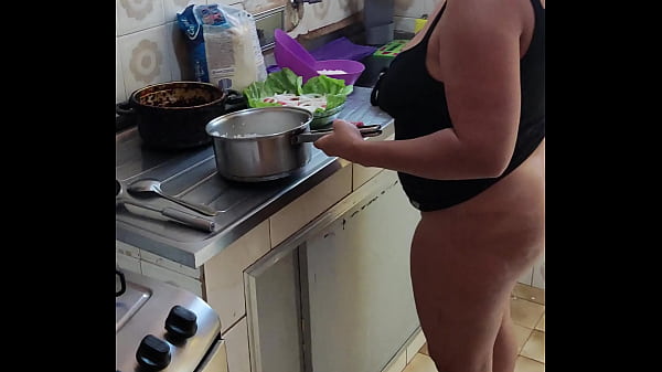 Sra.casalrio Preparando O Almo&ccedil;o Desse Domingo Para Seus Machos Em Casa thumbnail