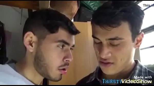 oferecem dinheiro a hetero para fuder com seu amigo de faculdade, e sem pensar duas vezes ele aceita e tem uma foda perfeita com ele 