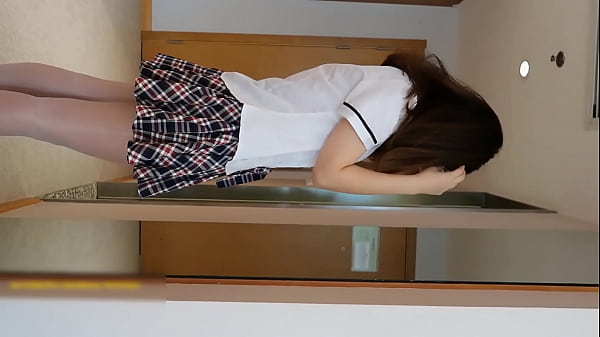 em nữ sinh khoe h&agrave_ng cực m&uacute_p
