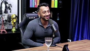 ENTREVISTADO GOSTOSO DE PODCAST &Eacute_ ARROMBADO PELO APRESENTADOR DOTADO