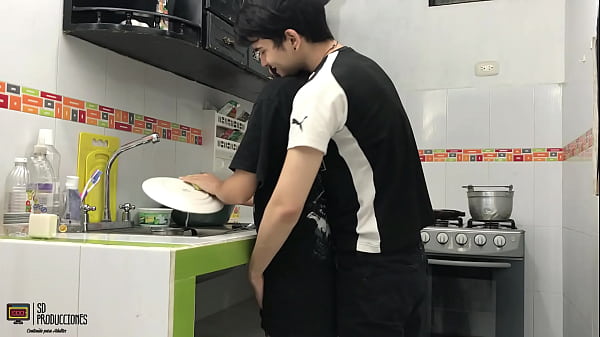 Encuentro a la cachonda de mi hermanastra en la cocina y termino follandole el co&ntilde;o HL 