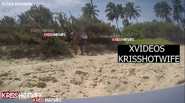 Corno adestrado encontra sua esposa vagabunda kriss hotwife sendo feita de puta pelo macho realizador baiano e gozando muito na praia com v&aacute;rias pessoas passando por perto de onde estavam 