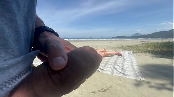 Rabuda empinando o rabo de micro biqu&iacute;ni 