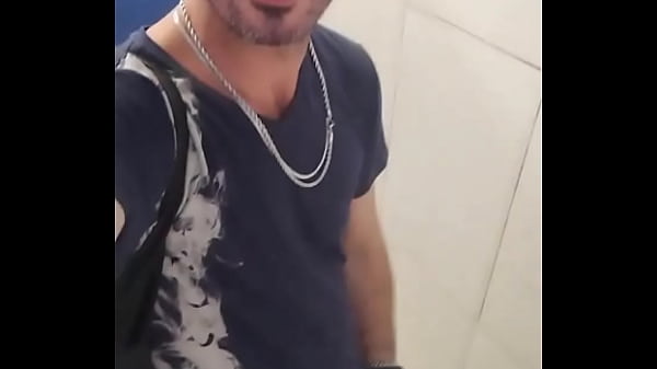 Tes&atilde;o No Banheiro Da Esta&ccedil;&atilde;o. thumbnail