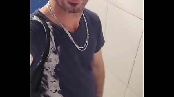Tes&atilde_o no banheiro da esta&ccedil_&atilde_o.