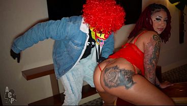 Lul Red Throwing That Ass To Tease Gibby