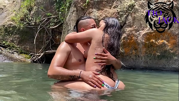 Nonton Que Suerte Tuve Al Encontrarme Est&aacute; Perra Sola En El R&iacute;o, Le Termine Llenando La Cara De Leche thumbnail