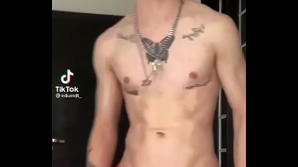 Novinho pirocudo dan&ccedil_ando mostrando a mala