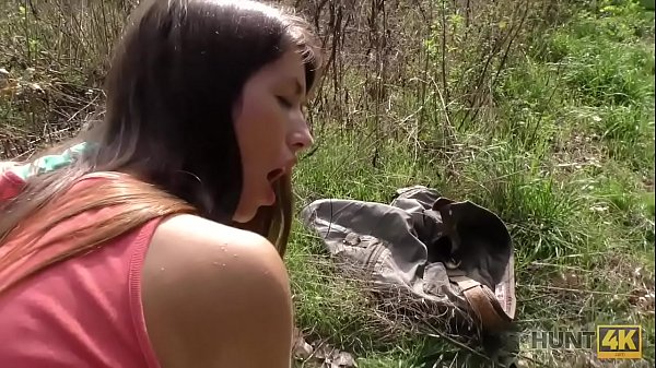 HUNT4K. Cash rend jolie fille pr&ecirc_te pour fellation et anal dans un parc