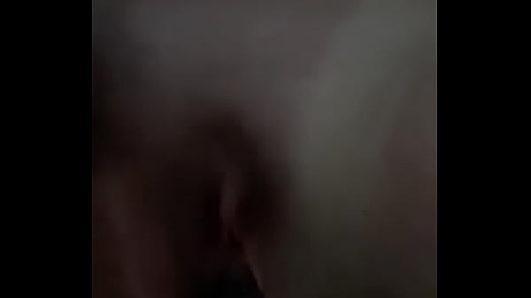 Hermosa se masturba con un juguetito