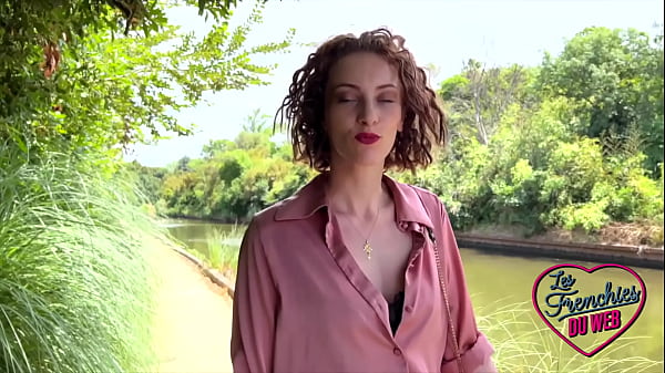 Stella rencontre Ashley pour une baise torride