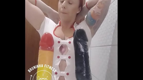 Ruiva Safada Chupa Consolo E Provoca F&atilde;s thumbnail