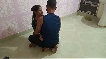 Bhabhi ko ghar me akela dekh devar ne bhabhi ki chut maari