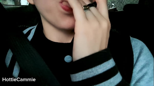 Meti&eacute;ndome Los Dedos Para Que El Chofer Del Taxi Me Deje El Viaje Gratis thumbnail