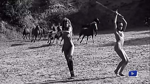 Play MP4 - Olivia&comma; Lisa&comma; Katsuni et Alexandra&comma; en bonnes amazones baisent en ext&eacute;rieur